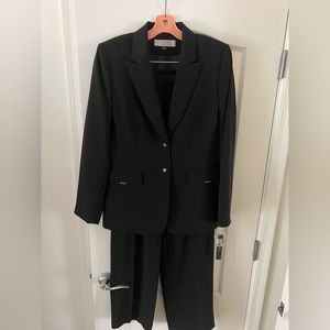 NWT Tahari Women’s Business Pant Suit